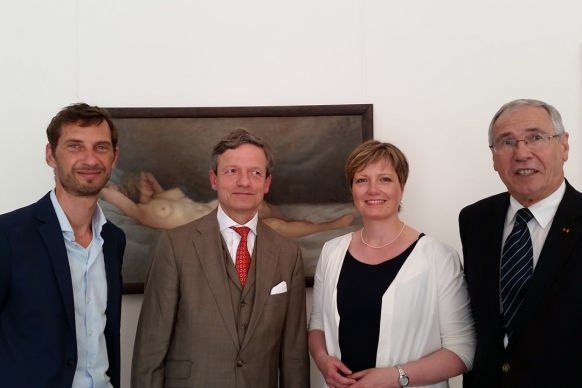 Kreispräsident Tiemann, Stefanie Fricke, Dr. Thomas Gädeke sowie der Enkel des Künstlerpaares (v.r.)